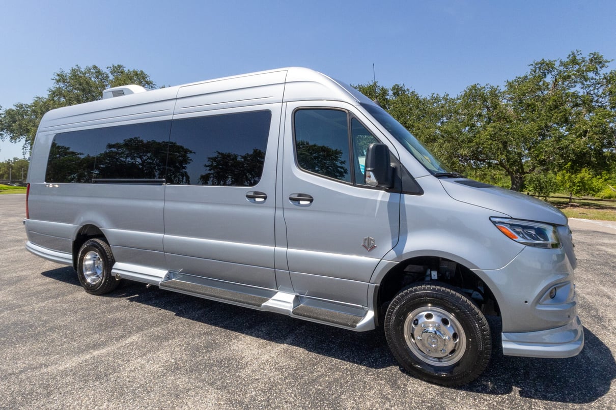 2025 OGV LUXURY COACH V-Cruise 10OBA gallery image-2