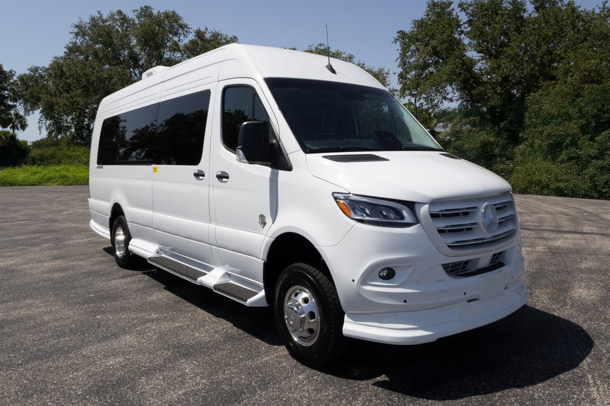 2026 OGV Luxury Coach V-Cruise 8DBA AWD gallery image-1