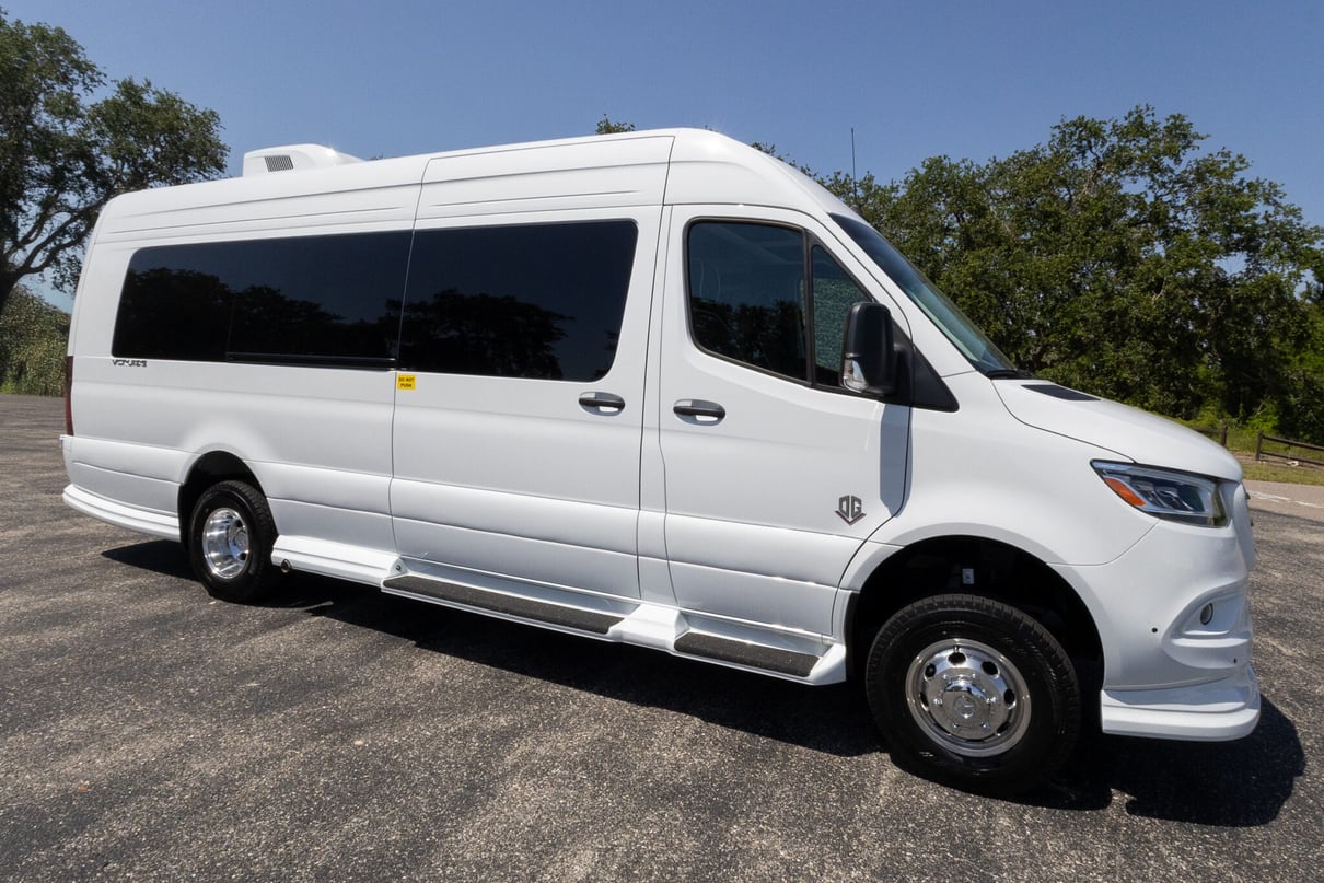 2026 OGV Luxury Coach V-Cruise 8DBA AWD gallery image-2