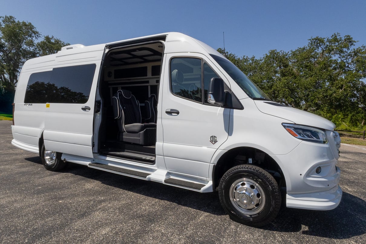 2026 OGV Luxury Coach V-Cruise 8DBA AWD gallery image-3