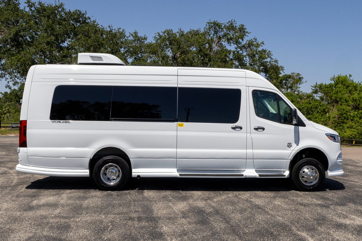 2026 OGV Luxury Coach V-Cruise 8DBA AWD gallery image-4