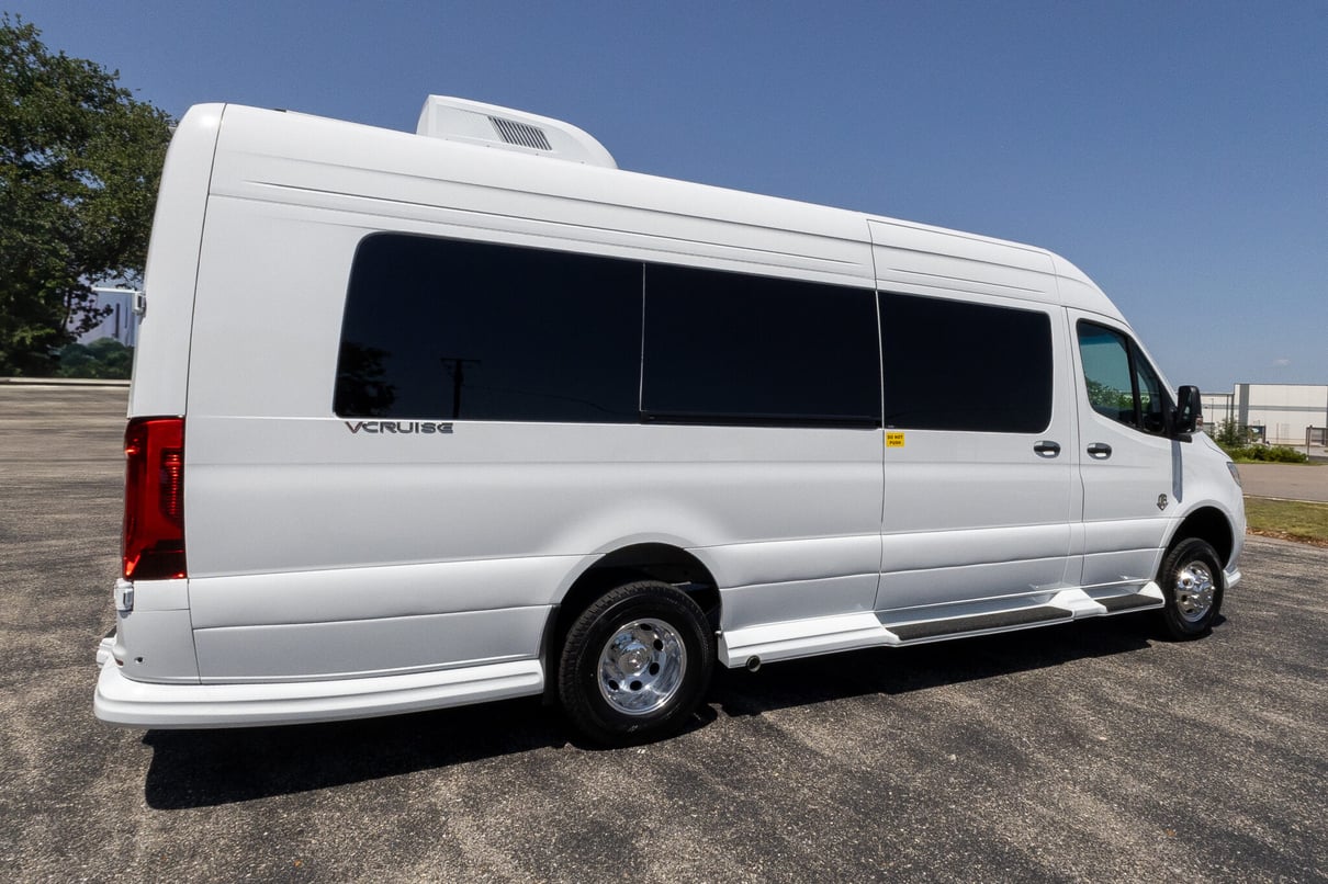 2026 OGV Luxury Coach V-Cruise 8DBA AWD gallery image-5