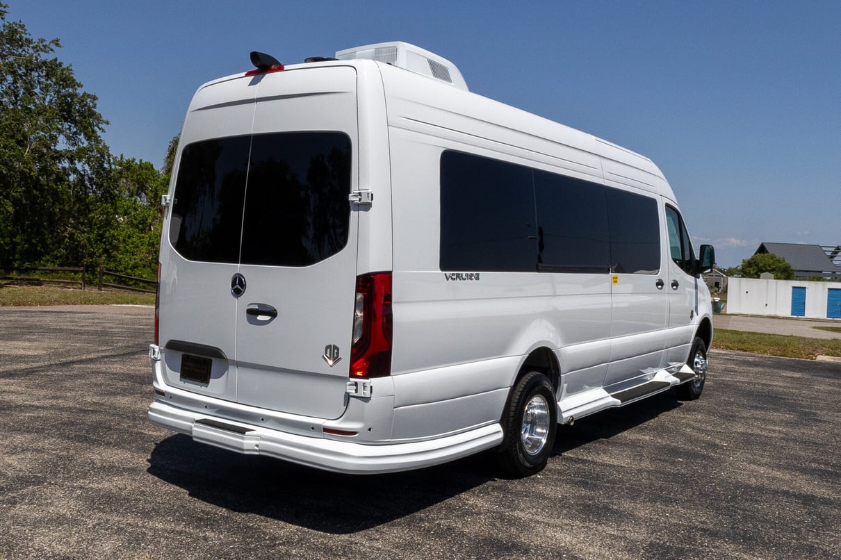 2026 OGV Luxury Coach V-Cruise 8DBA AWD gallery image-6