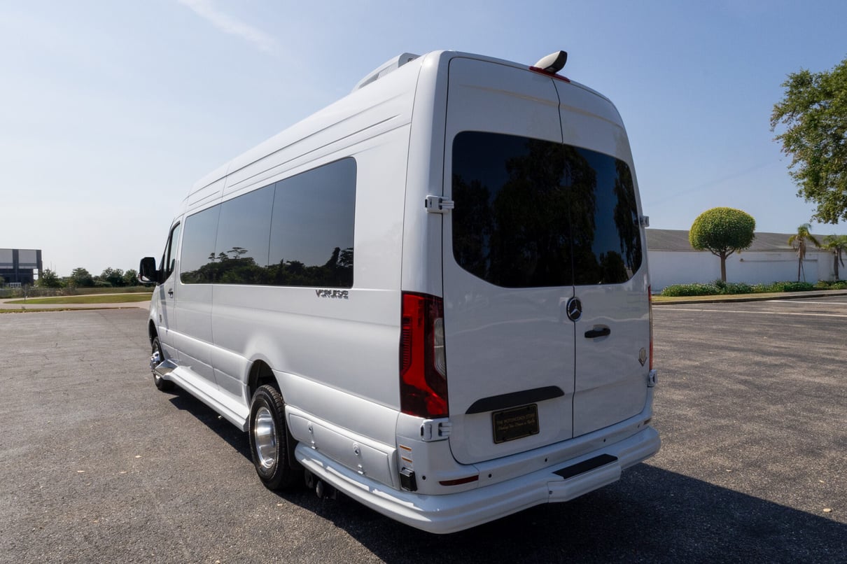 2026 OGV Luxury Coach V-Cruise 8DBA AWD gallery image-8