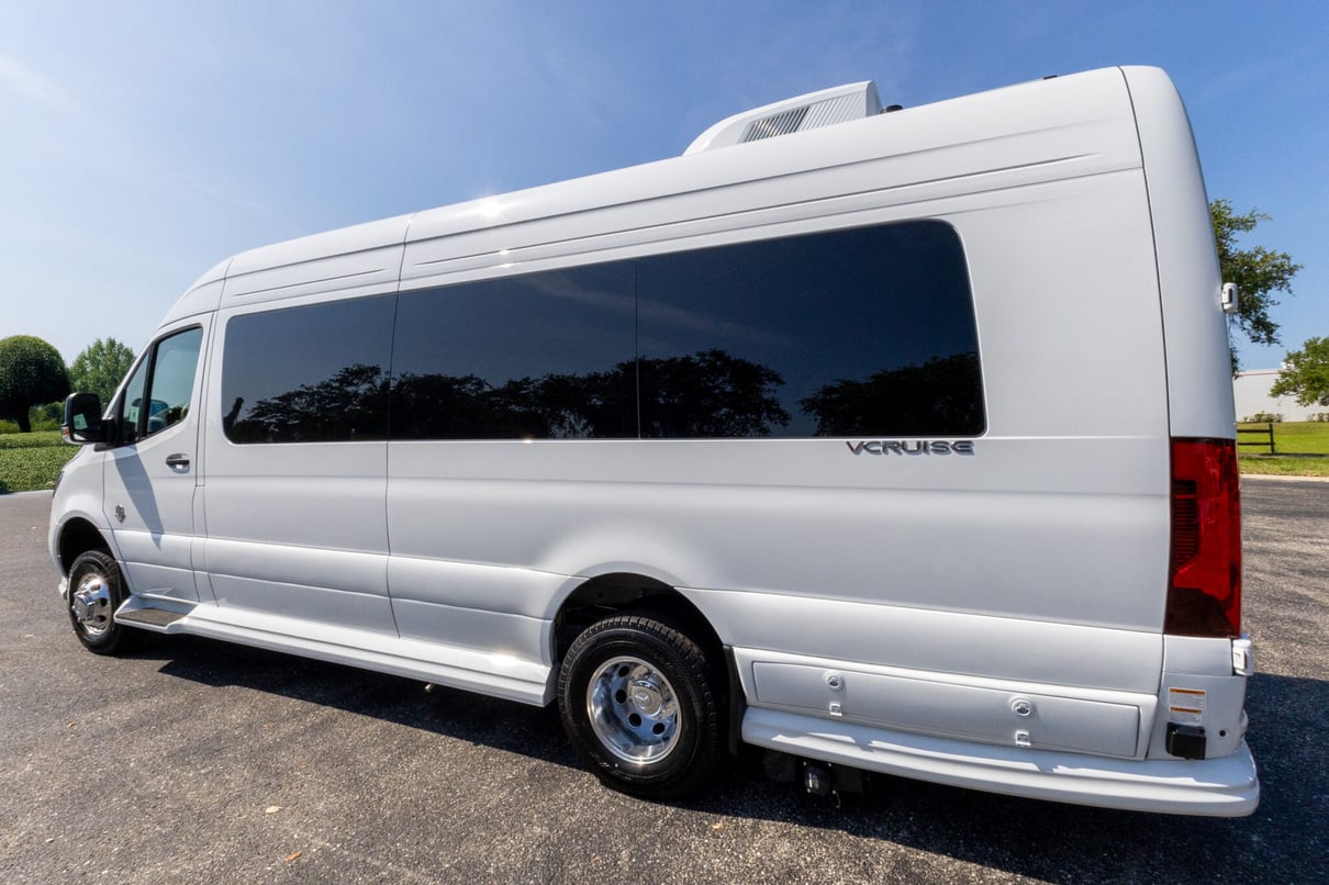 2026 OGV Luxury Coach V-Cruise 8DBA AWD gallery image-9