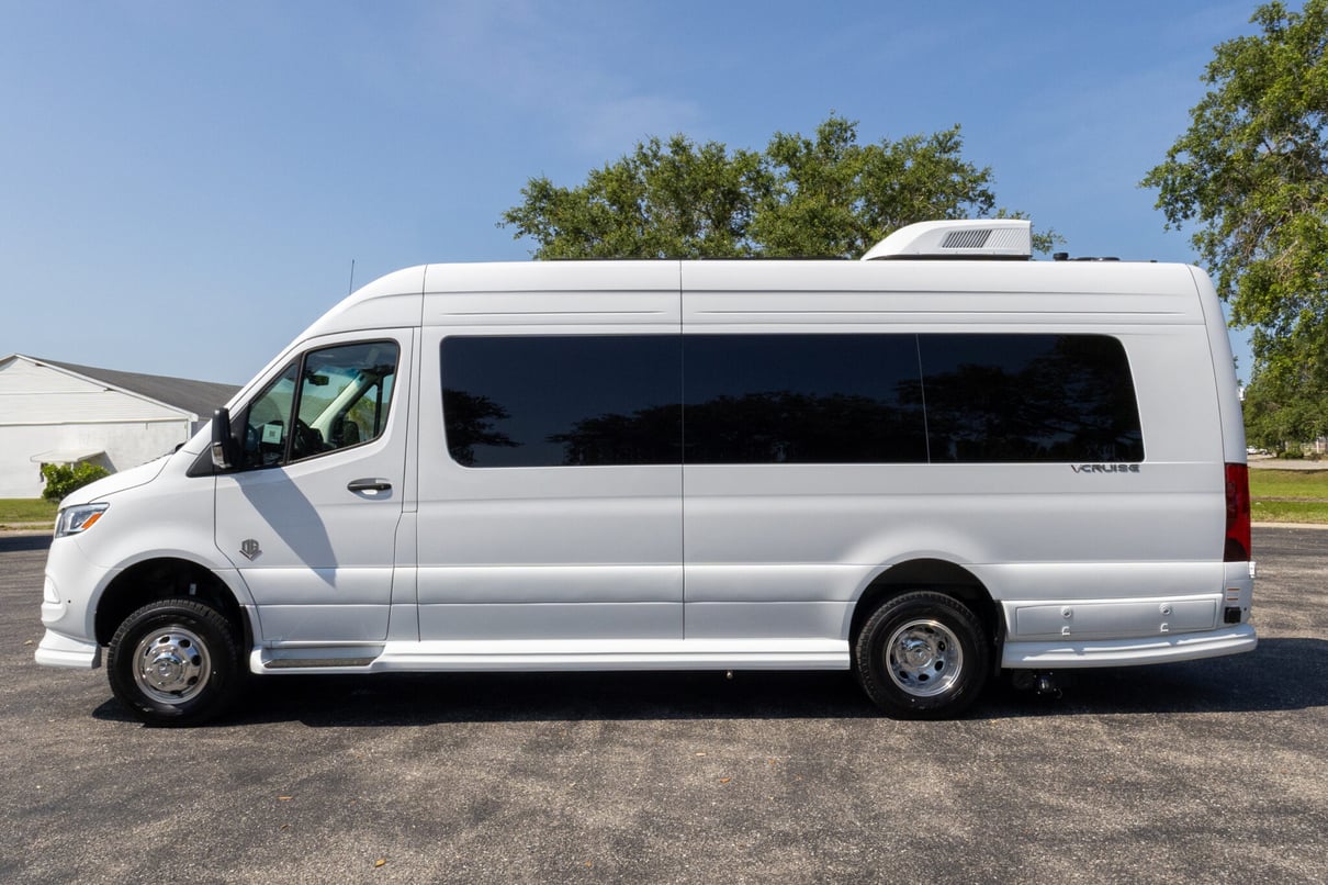 2026 OGV Luxury Coach V-Cruise 8DBA AWD gallery image-10