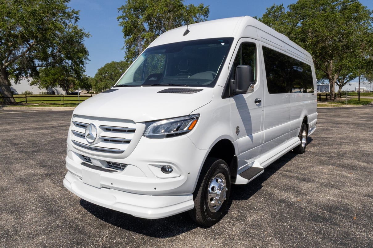 2026 OGV Luxury Coach V-Cruise 8DBA AWD gallery image-11