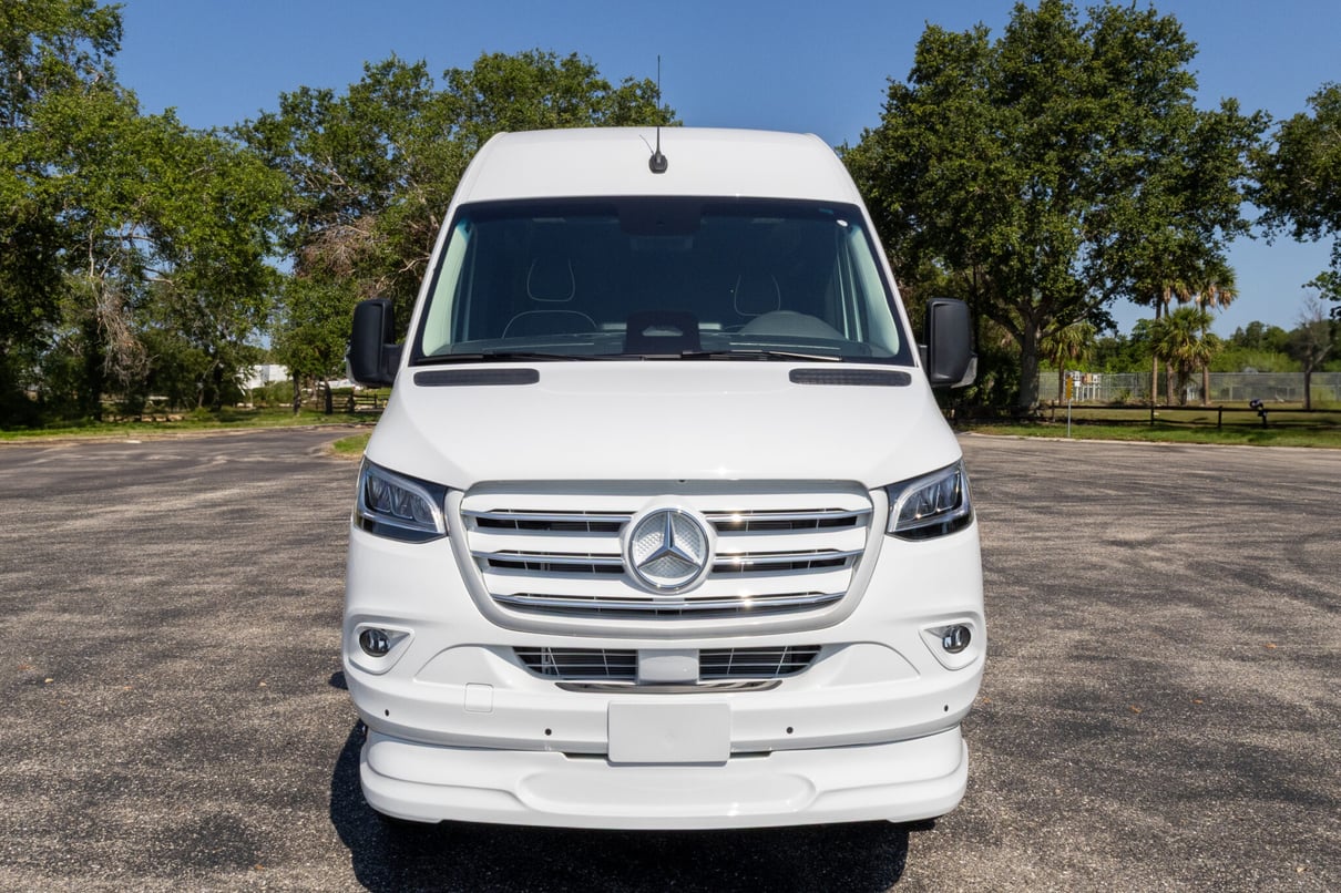 2026 OGV Luxury Coach V-Cruise 8DBA AWD gallery image-12