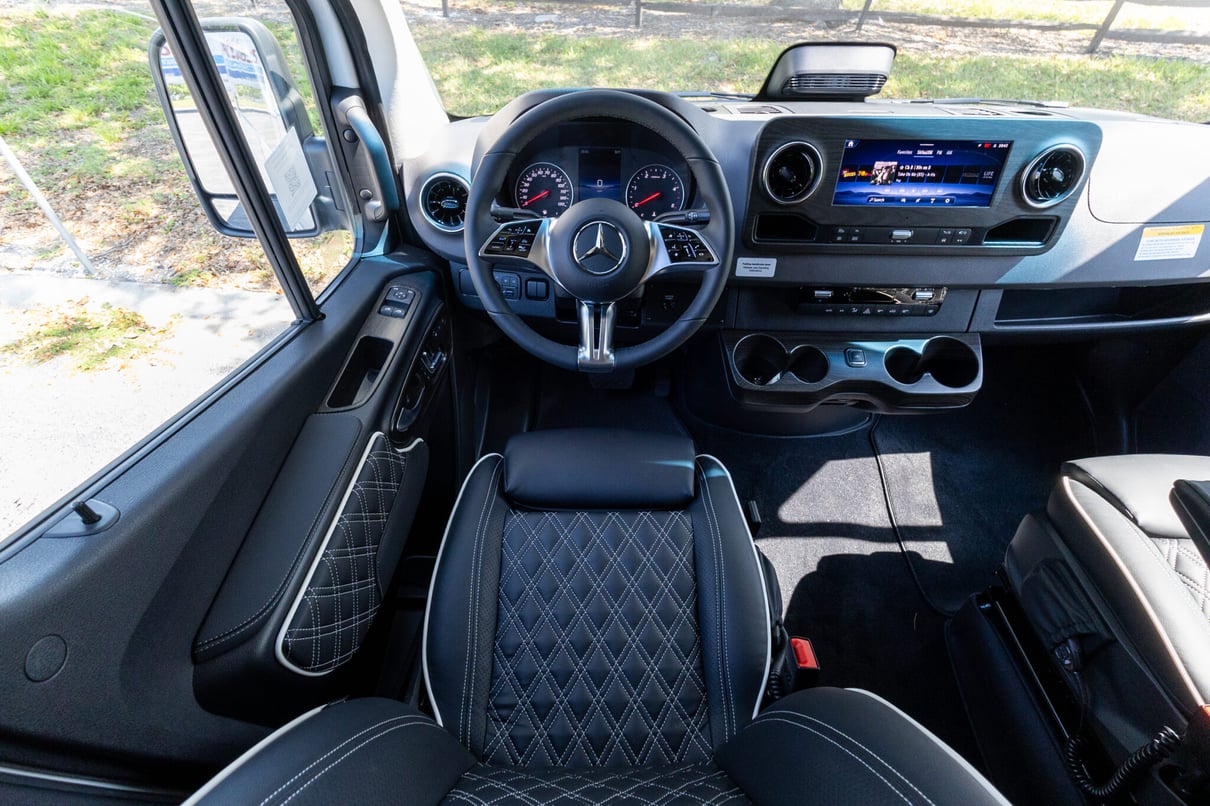 2026 OGV Luxury Coach V-Cruise 8DBA AWD gallery image-13