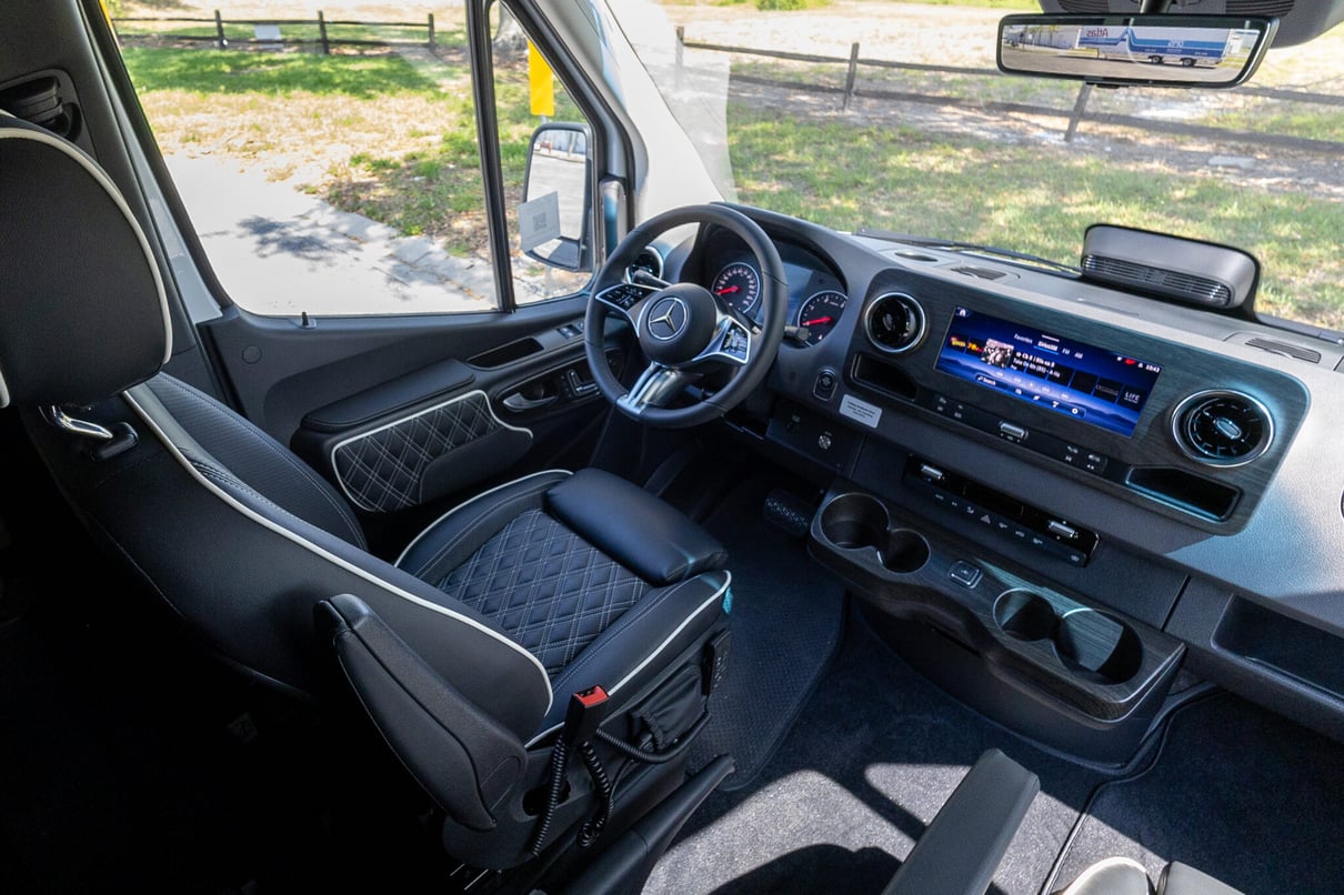 2026 OGV Luxury Coach V-Cruise 8DBA AWD gallery image-14