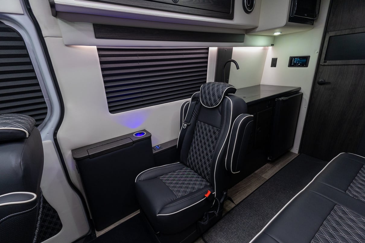 2026 OGV Luxury Coach V-Cruise 8DBA AWD gallery image-19