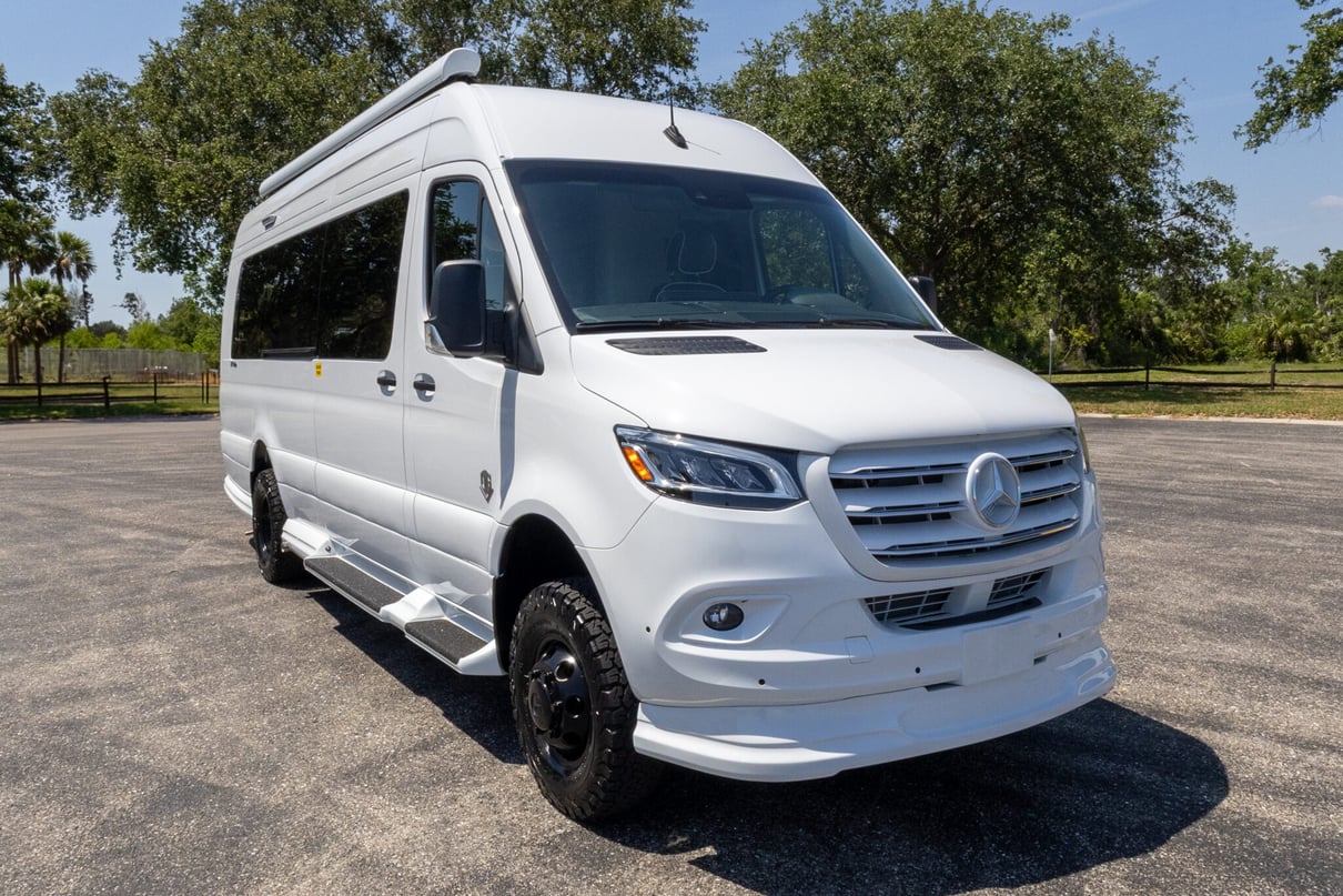 2025 OGV Luxury Coach V-RV 2TBA AWD gallery image-1