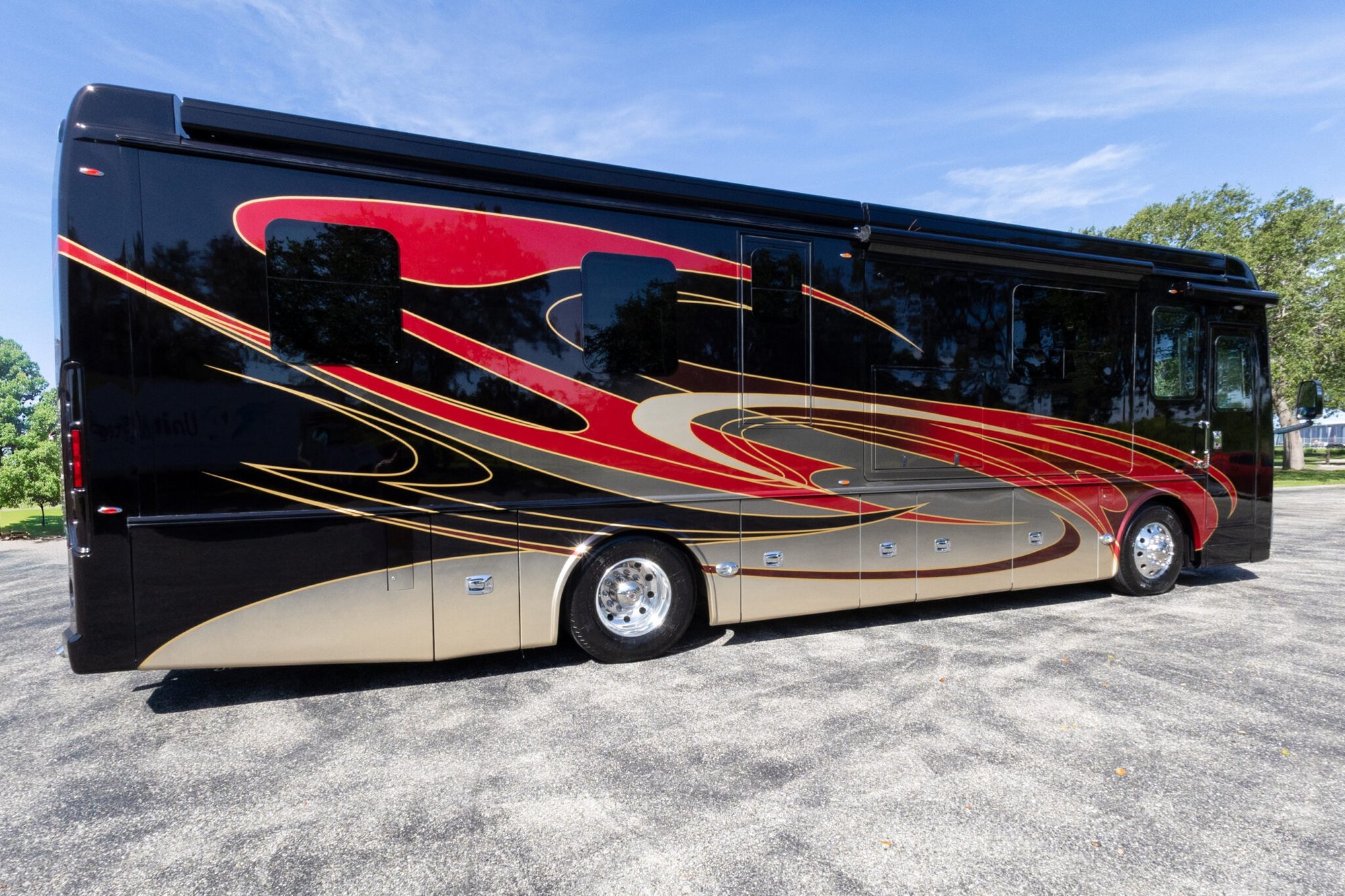 2022 Foretravel Realm LS3