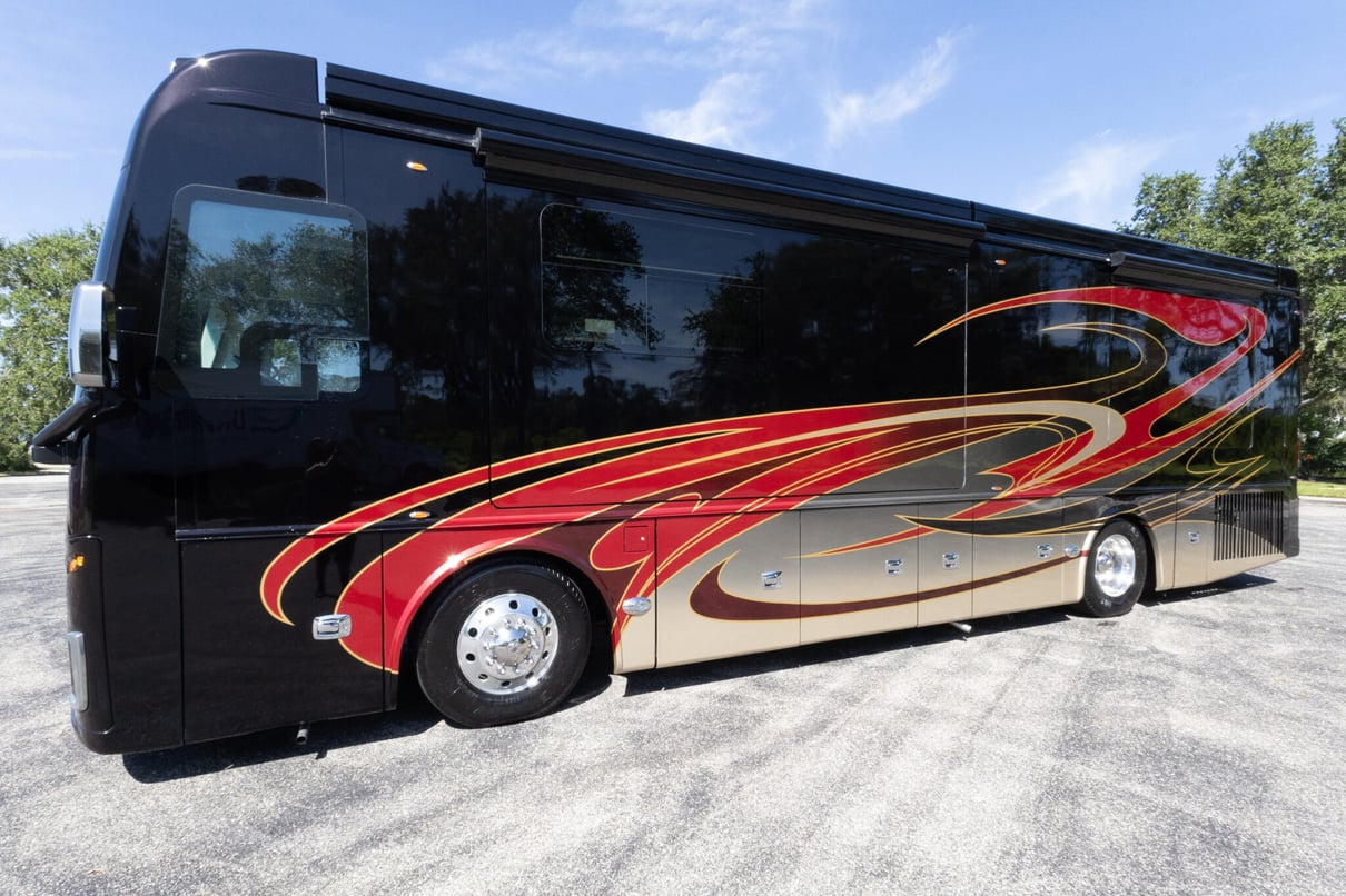 2022 Foretravel Realm LS3 gallery image-10