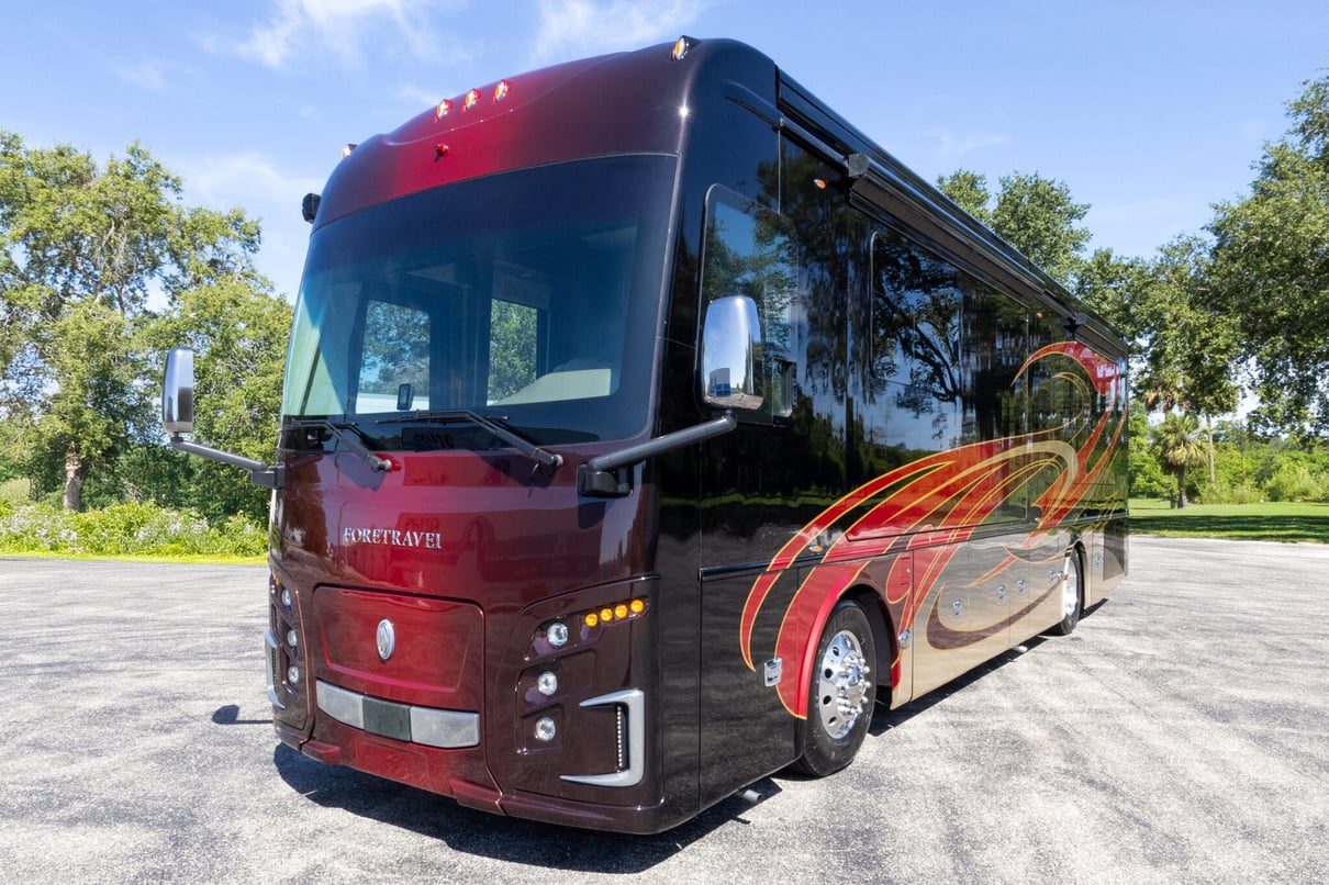 2022 Foretravel Realm LS3 gallery image-11