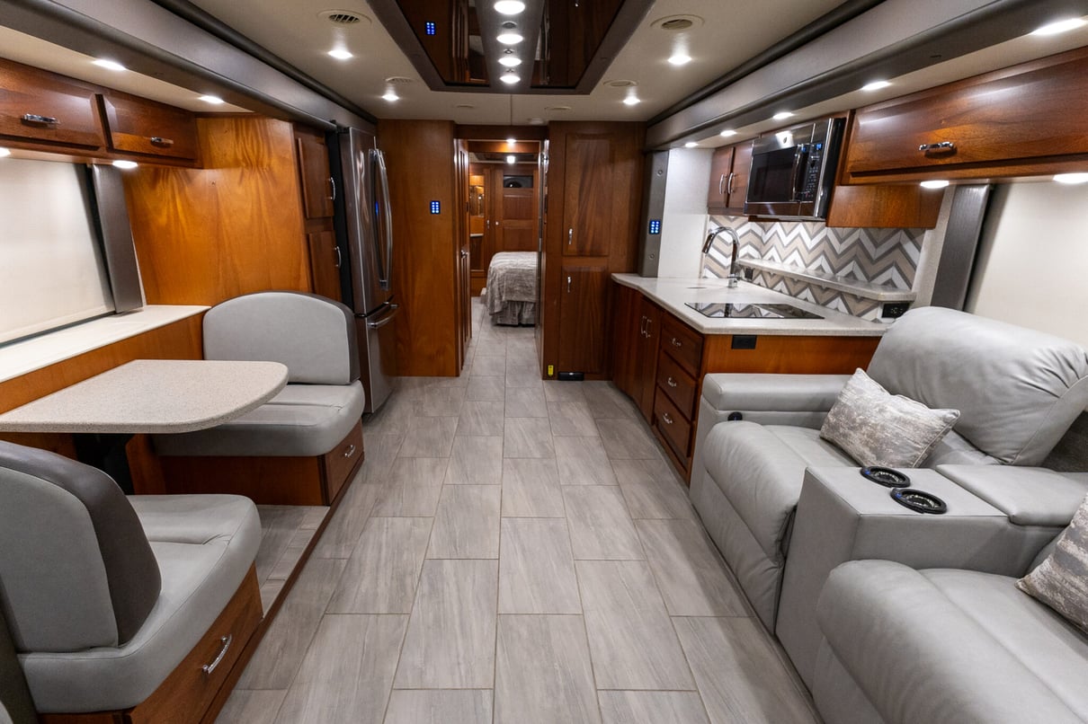 2022 Foretravel Realm LS3 gallery image-14