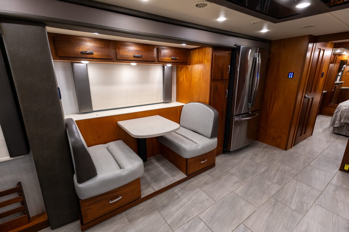 2022 Foretravel Realm LS3 gallery image-15