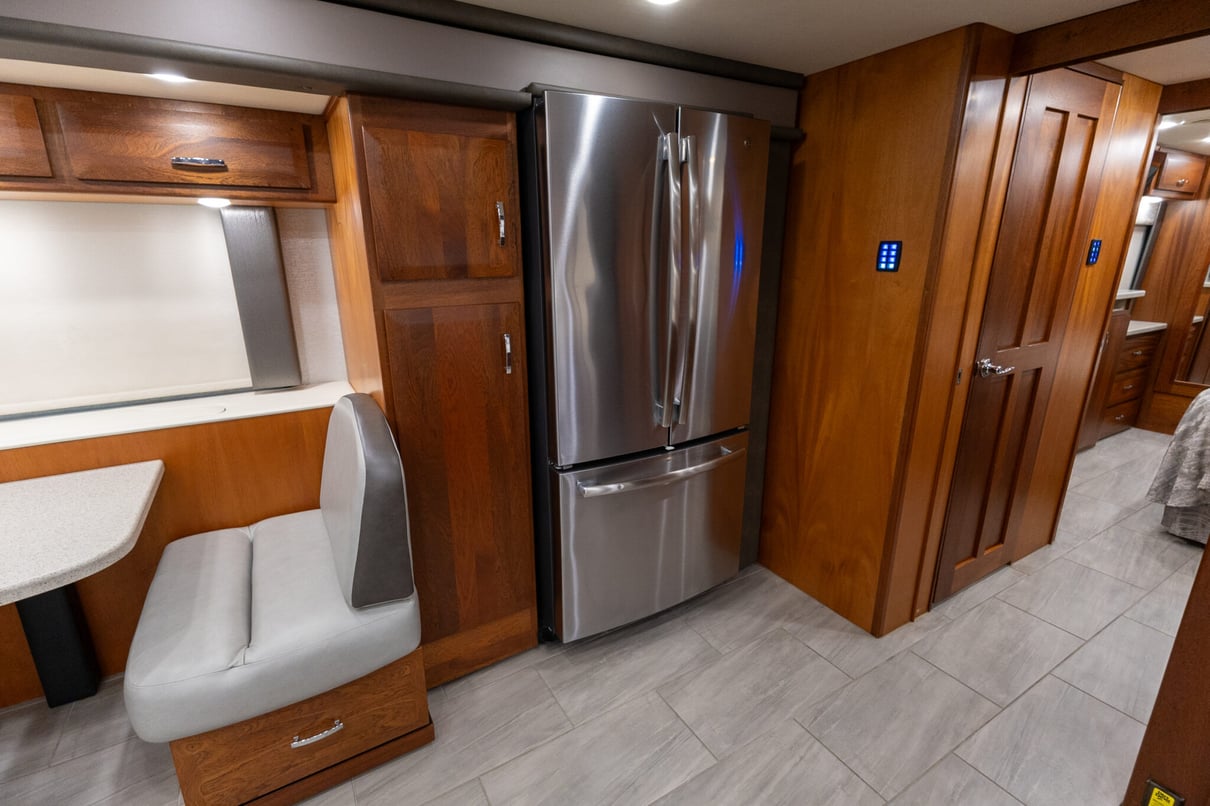 2022 Foretravel Realm LS3 gallery image-16