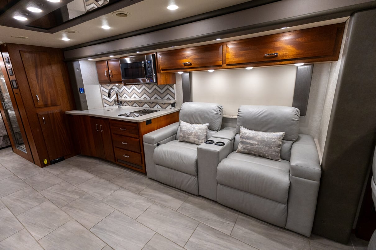 2022 Foretravel Realm LS3 gallery image-17