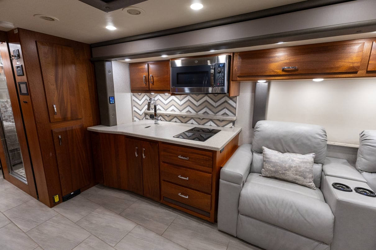 2022 Foretravel Realm LS3 gallery image-18