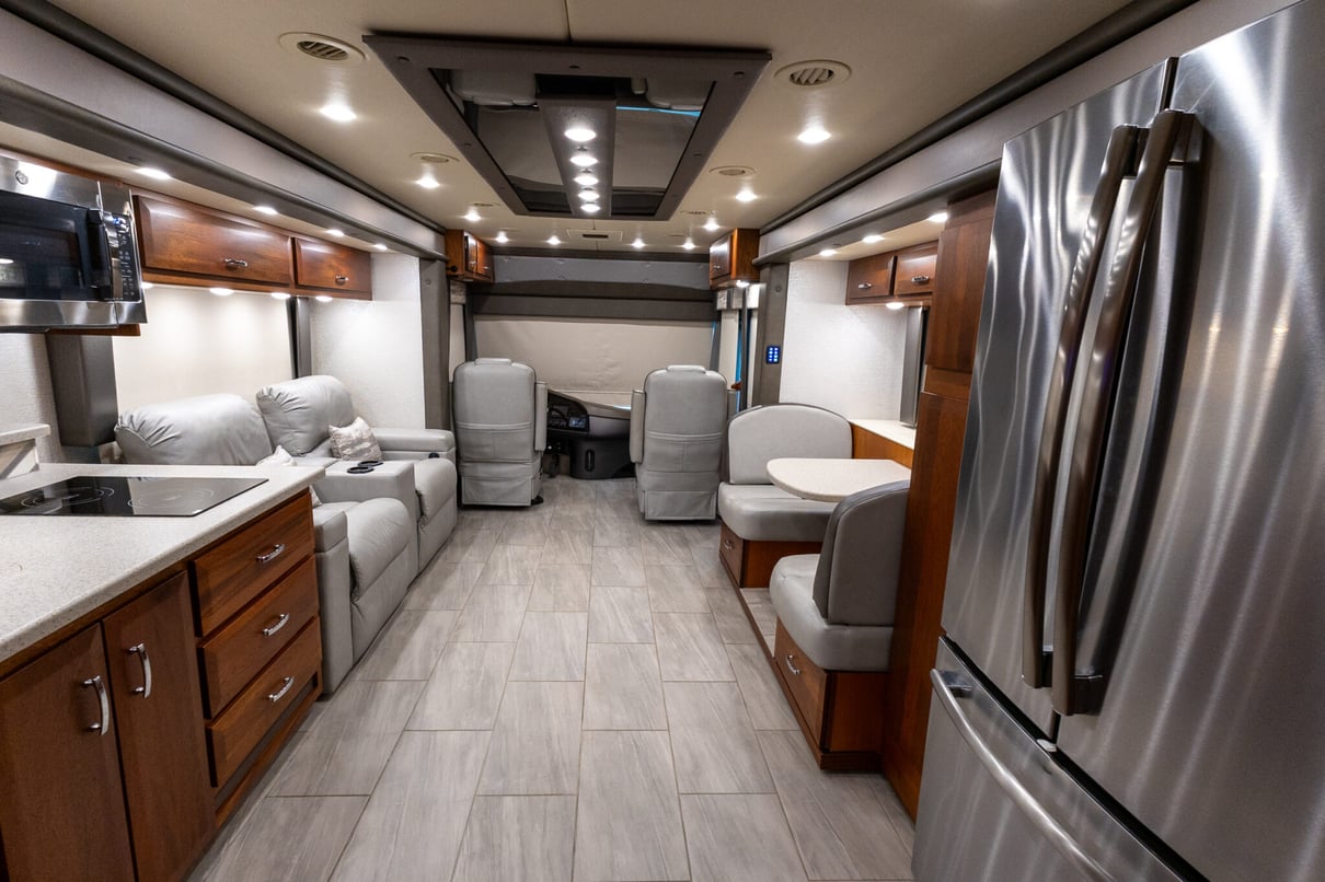 2022 Foretravel Realm LS3 gallery image-21