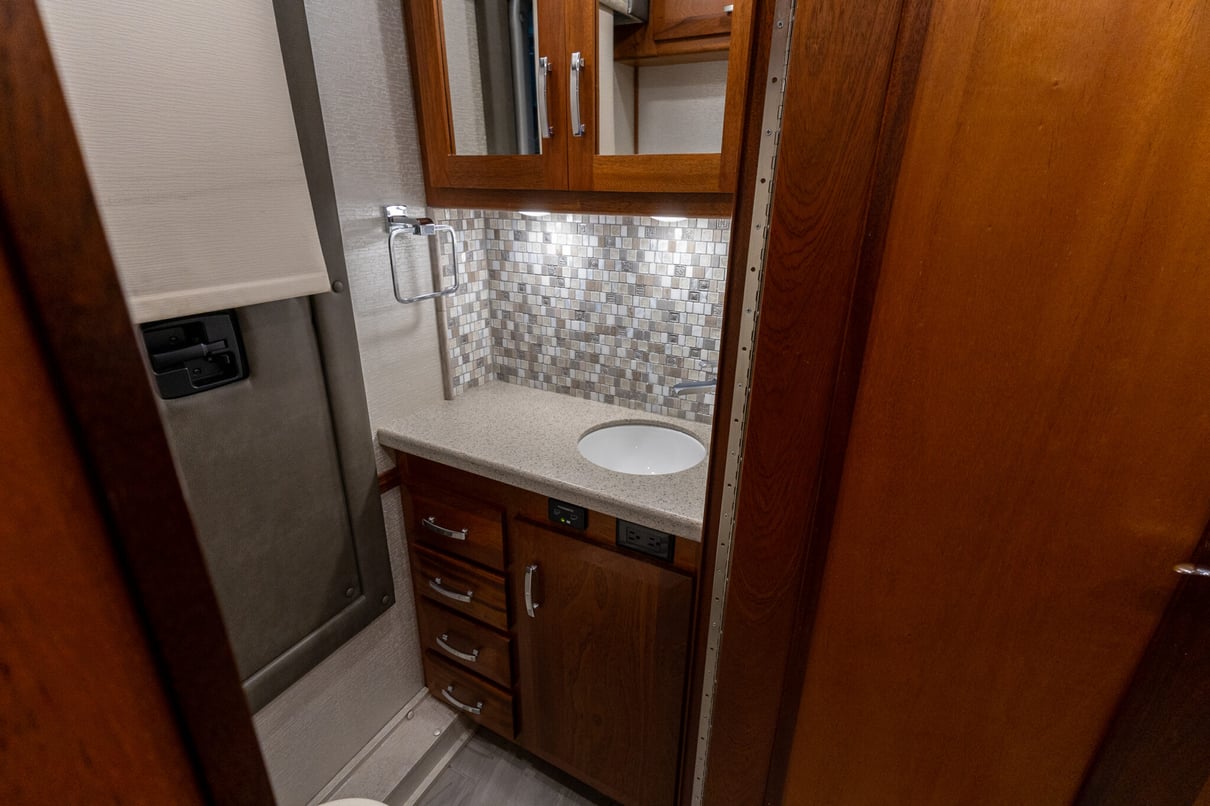 2022 Foretravel Realm LS3 gallery image-22