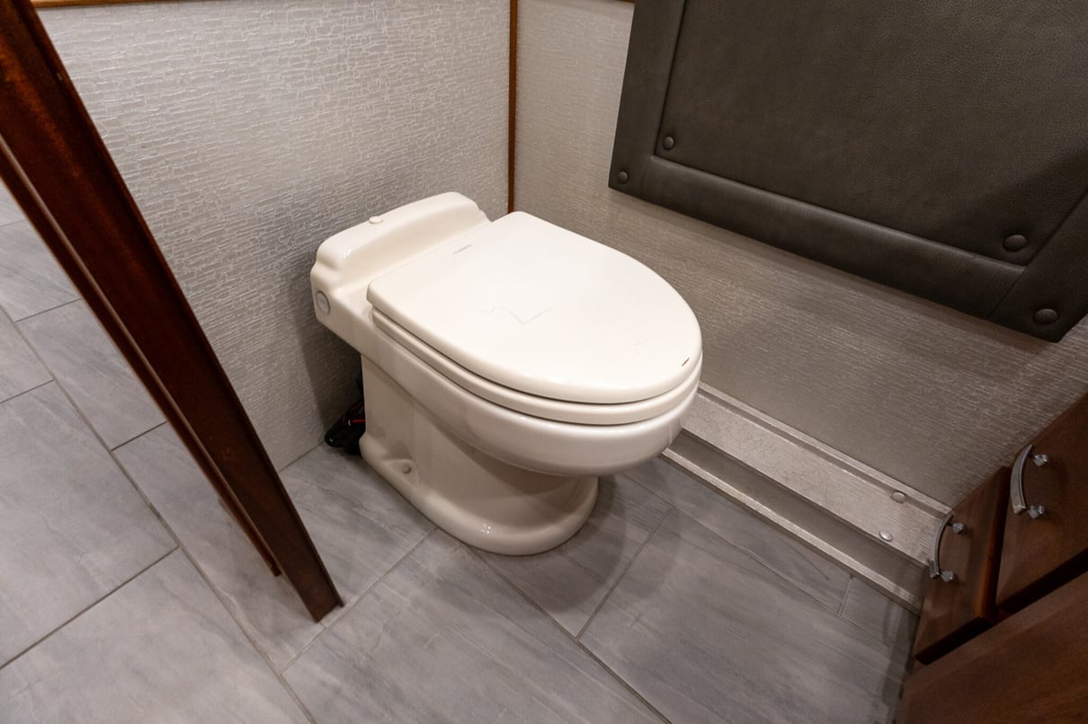 2022 Foretravel Realm LS3 gallery image-23