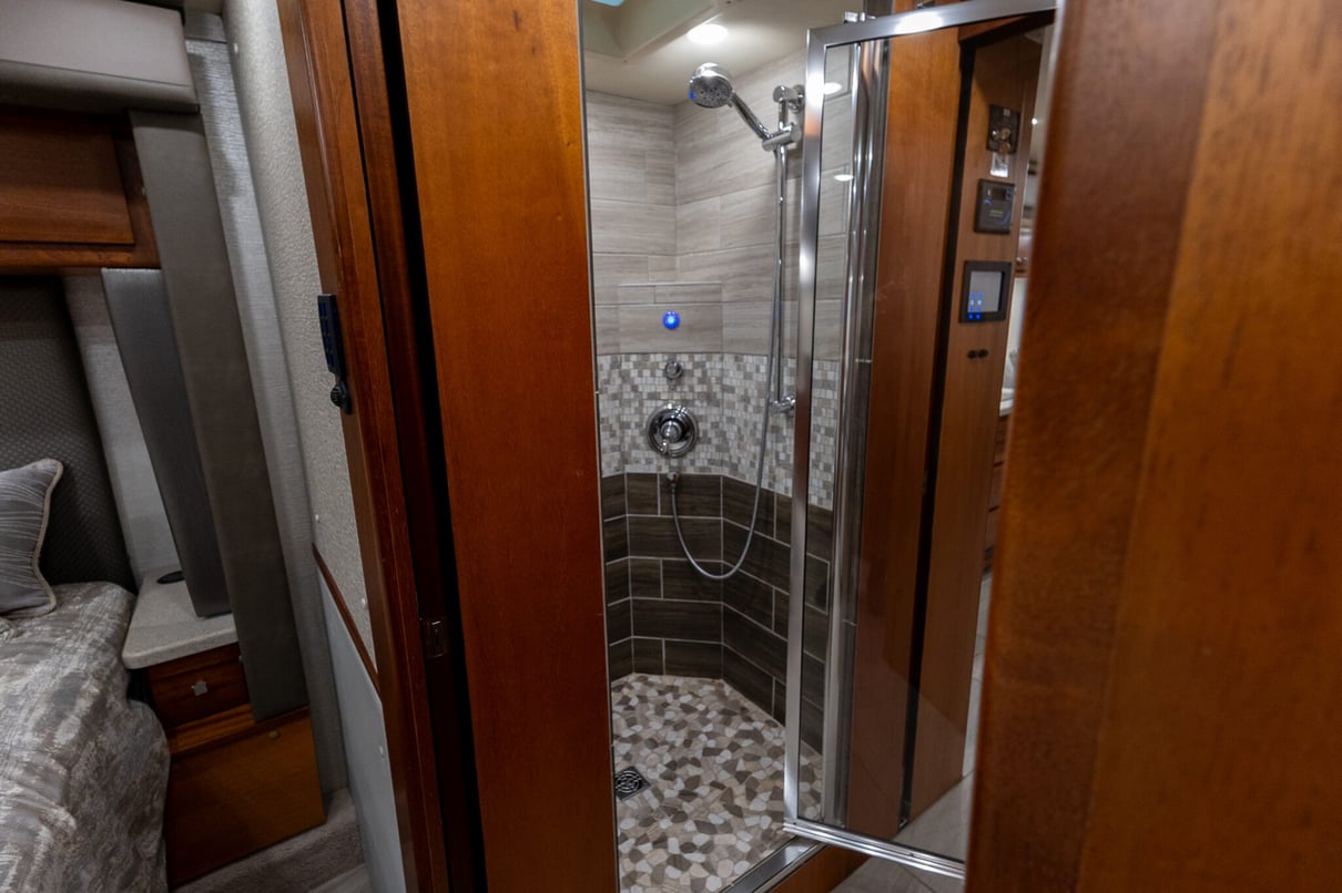 2022 Foretravel Realm LS3 gallery image-24