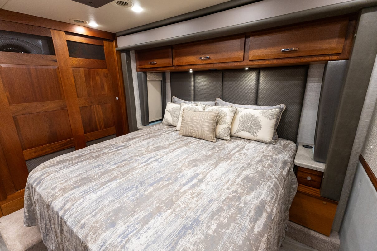 2022 Foretravel Realm LS3 gallery image-25