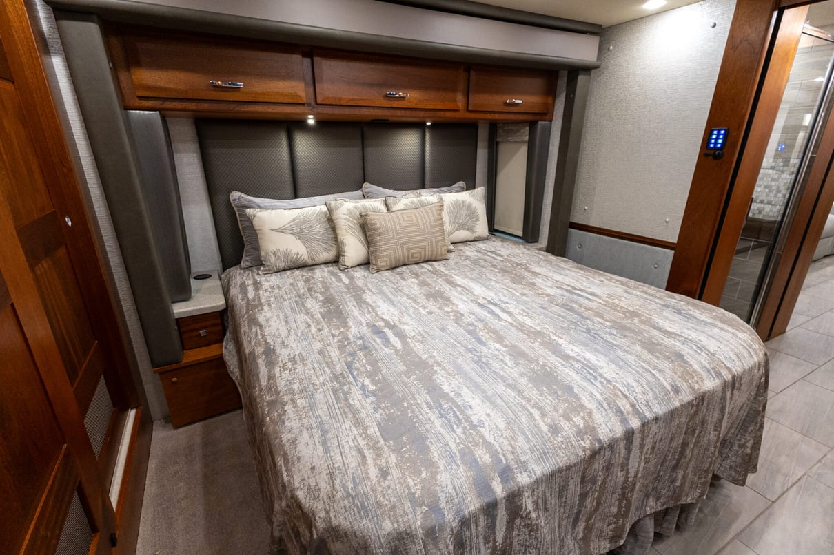 2022 Foretravel Realm LS3 gallery image-27