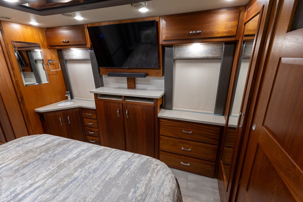 2022 Foretravel Realm LS3 gallery image-28