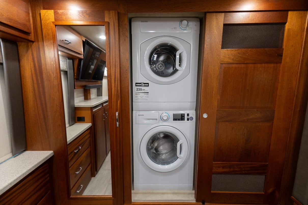 2022 Foretravel Realm LS3 gallery image-29