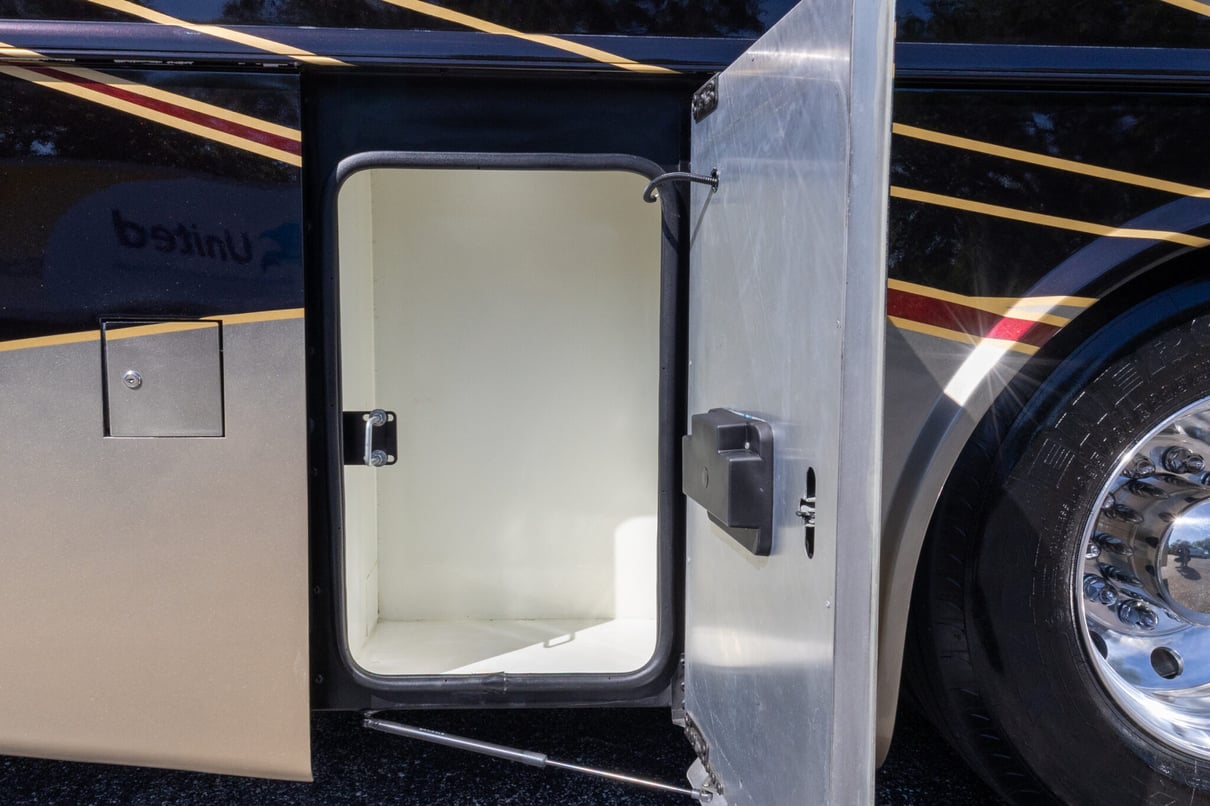 2022 Foretravel Realm LS3 gallery image-32