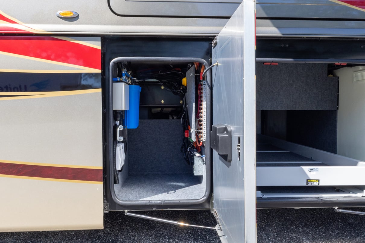 2022 Foretravel Realm LS3 gallery image-34