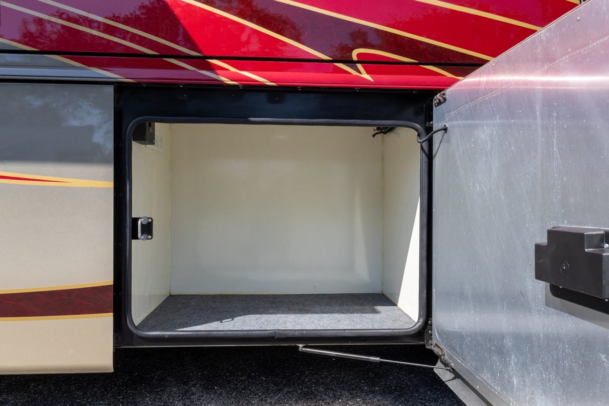 2022 Foretravel Realm LS3 gallery image-36