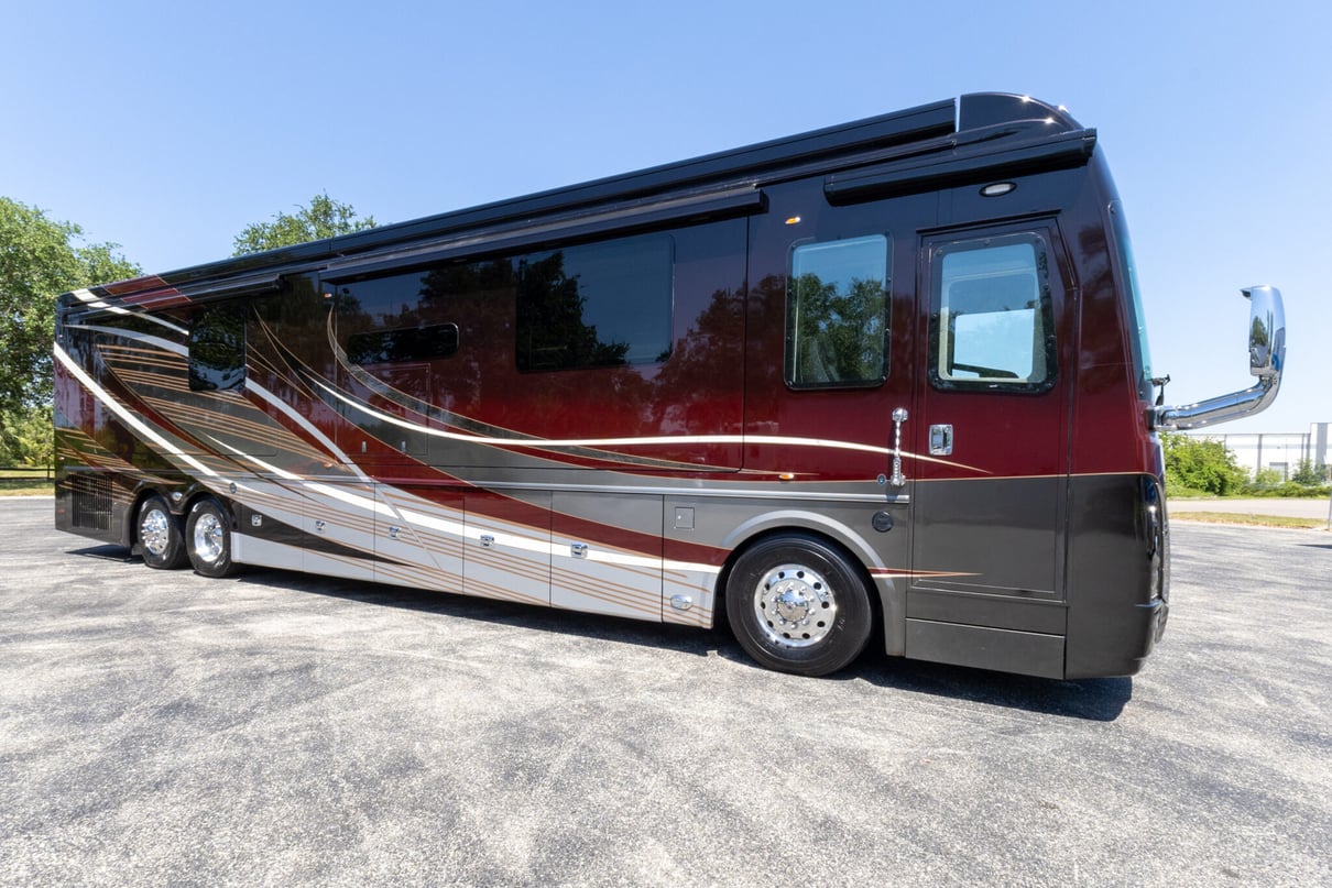 2022 Foretravel Realm Presidential Series LV3 gallery image-2