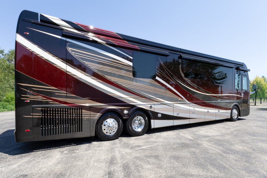 2022 Foretravel Realm Presidential Series LV3