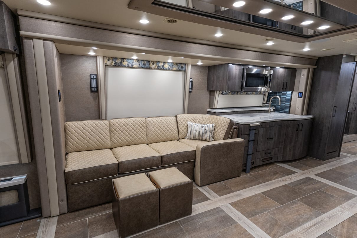 2022 Foretravel Realm Presidential Series LV3 gallery image-17