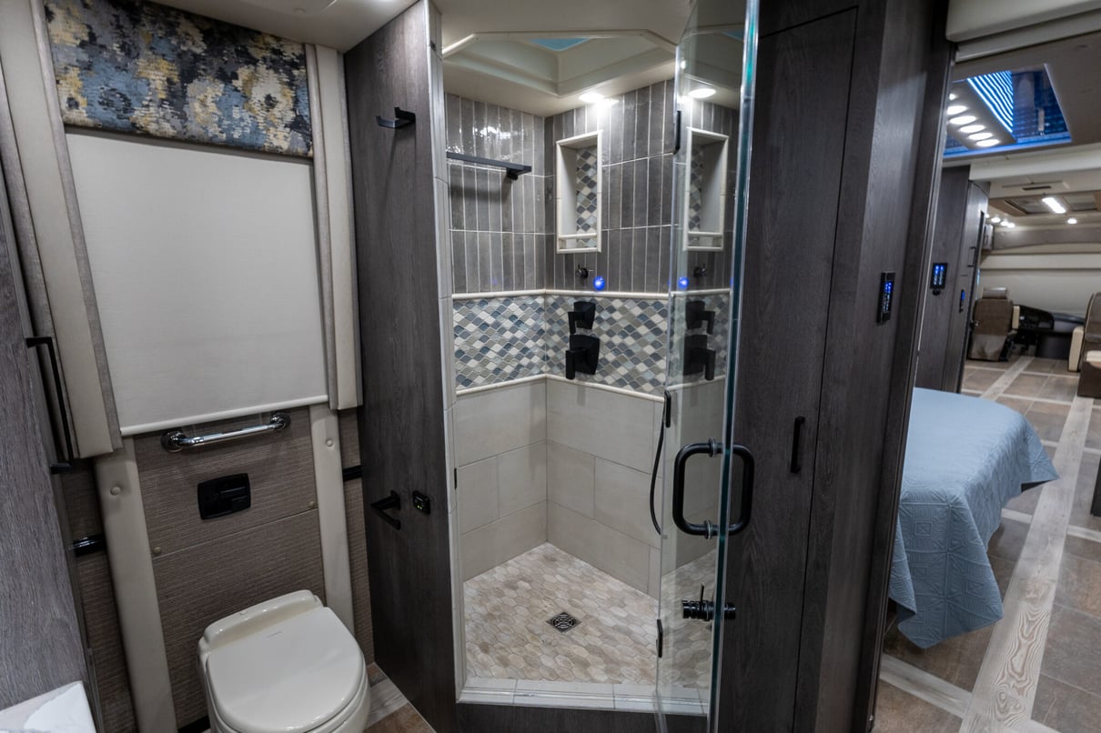 2022 Foretravel Realm Presidential Series LV3 gallery image-30