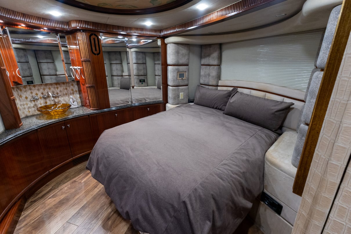 2005 PREVOST LIBERTY H3 45 gallery image-25