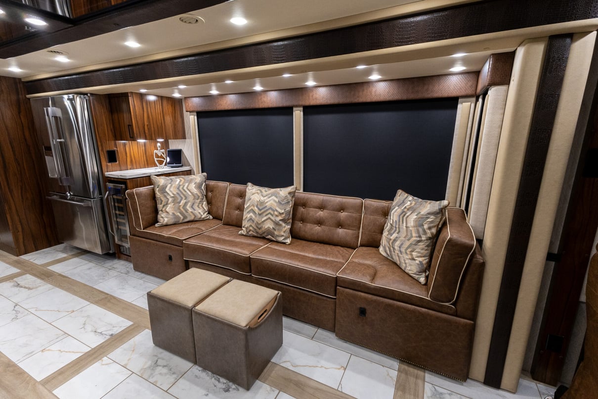 2025 Foretravel Realm Presidential LV2 gallery image-15