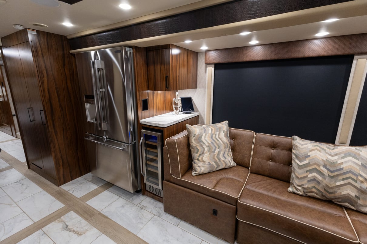 2025 Foretravel Realm Presidential LV2 gallery image-16