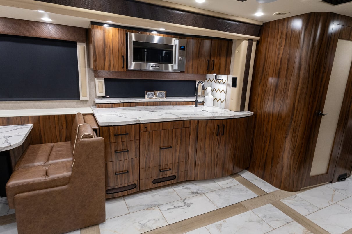 2025 Foretravel Realm Presidential LV2 gallery image-18