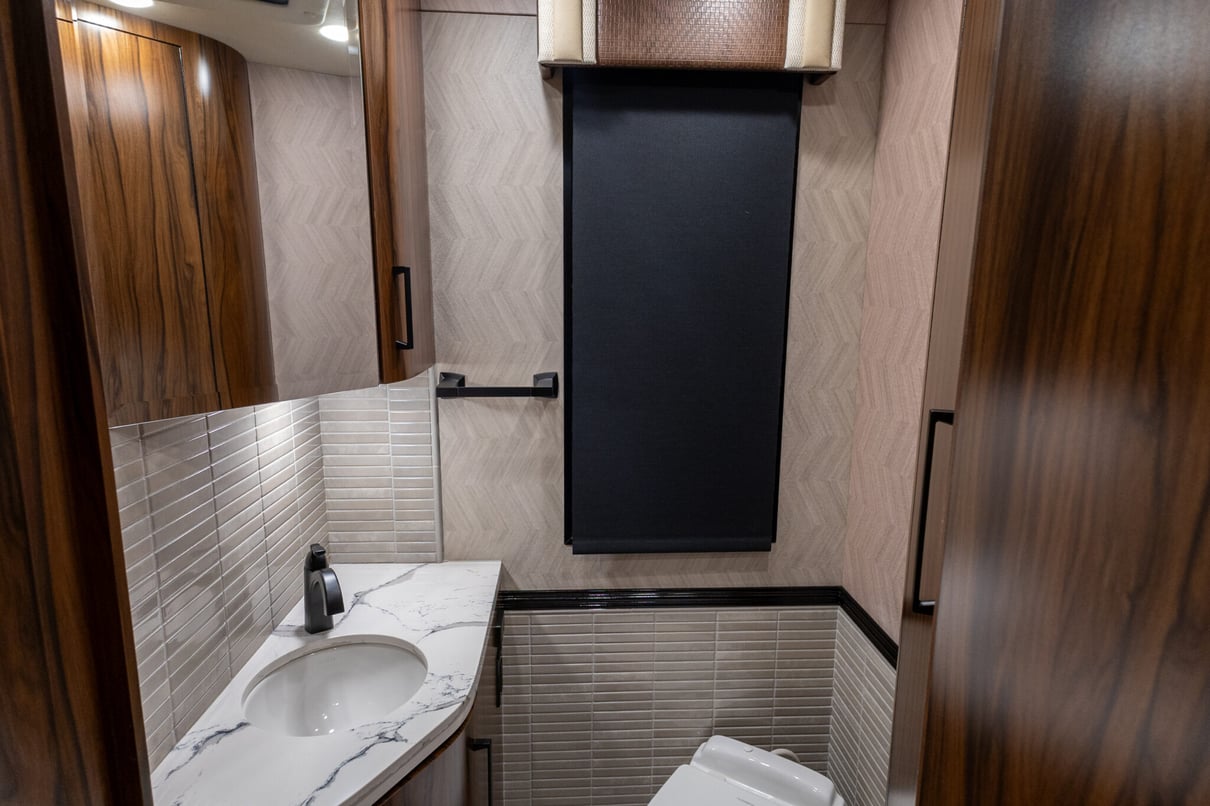 2025 Foretravel Realm Presidential LV2 gallery image-22