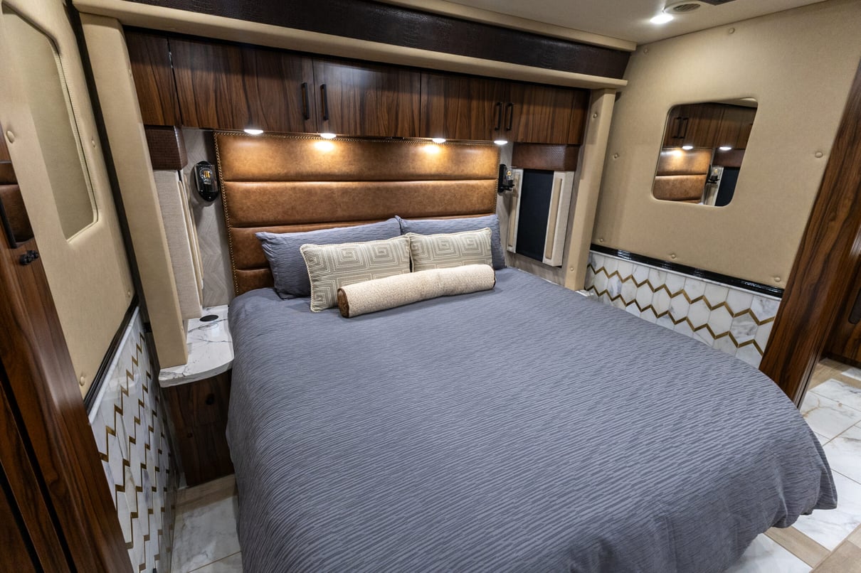 2025 Foretravel Realm Presidential LV2 gallery image-24