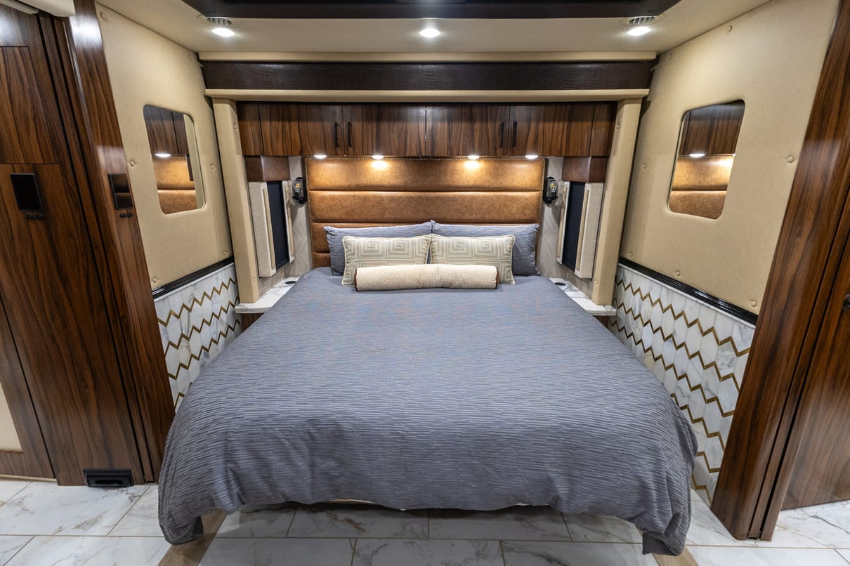 2025 Foretravel Realm Presidential LV2 gallery image-25