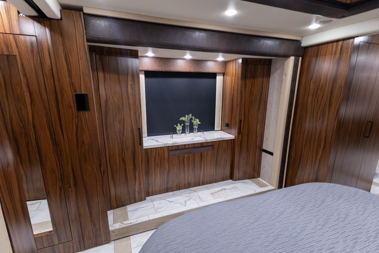 2025 Foretravel Realm Presidential LV2 gallery image-27