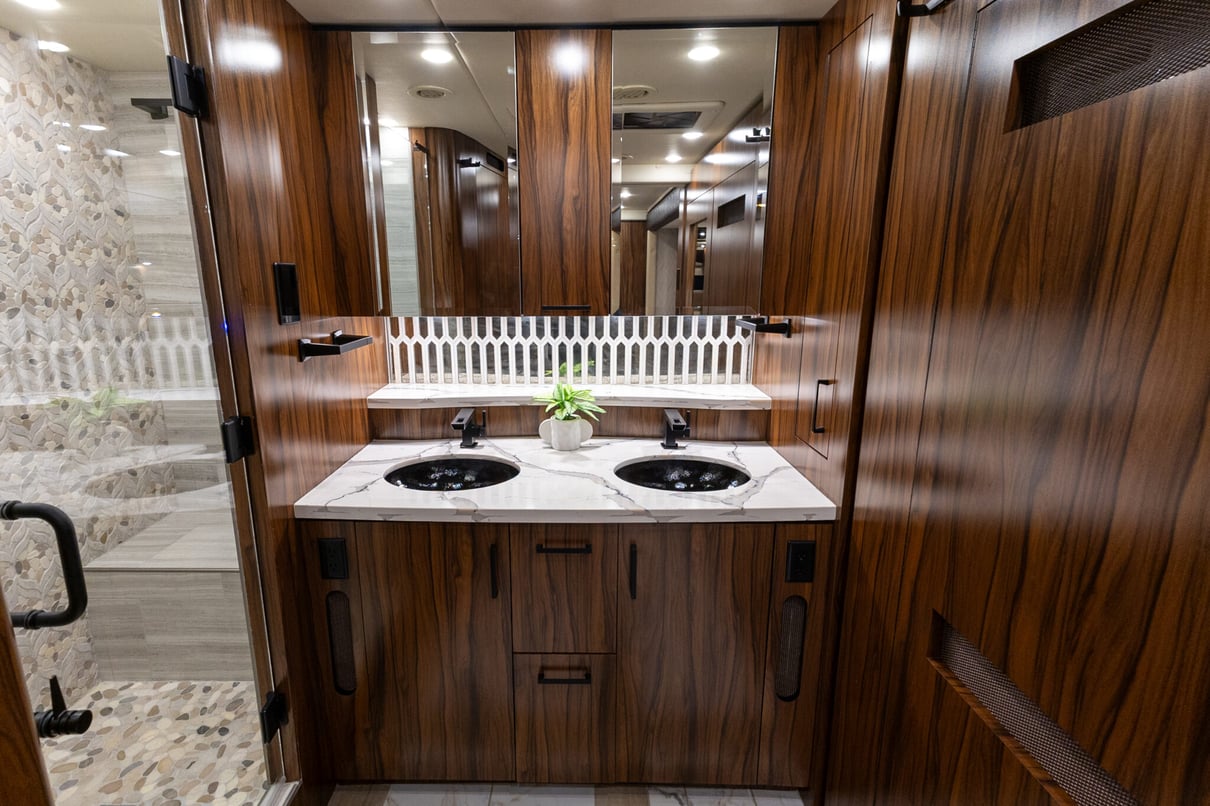 2025 Foretravel Realm Presidential LV2 gallery image-28