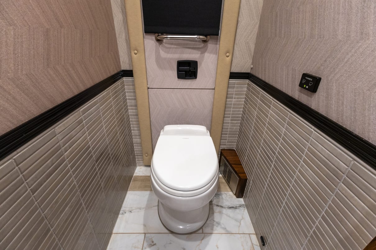 2025 Foretravel Realm Presidential LV2 gallery image-29