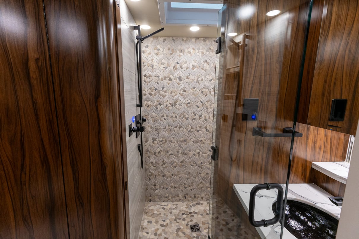 2025 Foretravel Realm Presidential LV2 gallery image-30